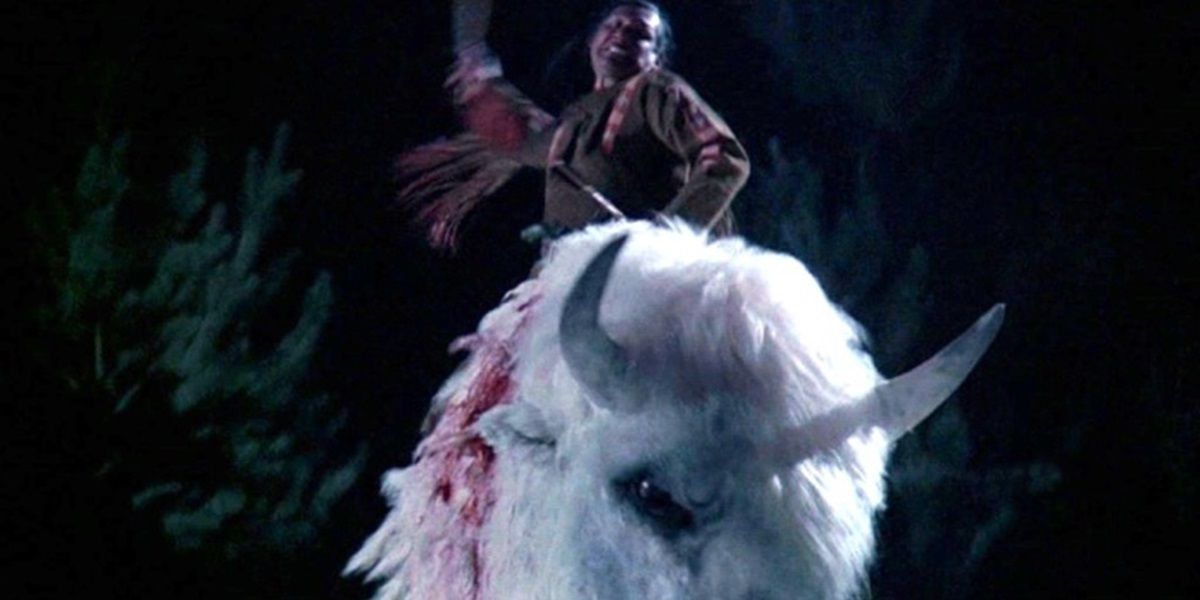 Сумасшедшая лошадь сражается с буйволом в «Белом буйволе»