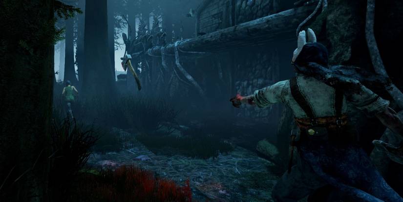 Huntress throwing at hatchet at a survivor in Dead by Daylight