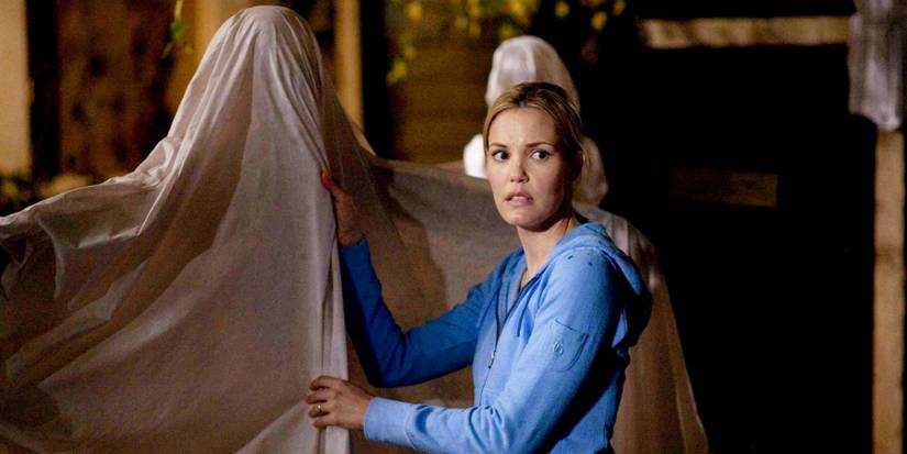 Emma (Leslie Bibb) holding a sheet in Trick 'r Treat