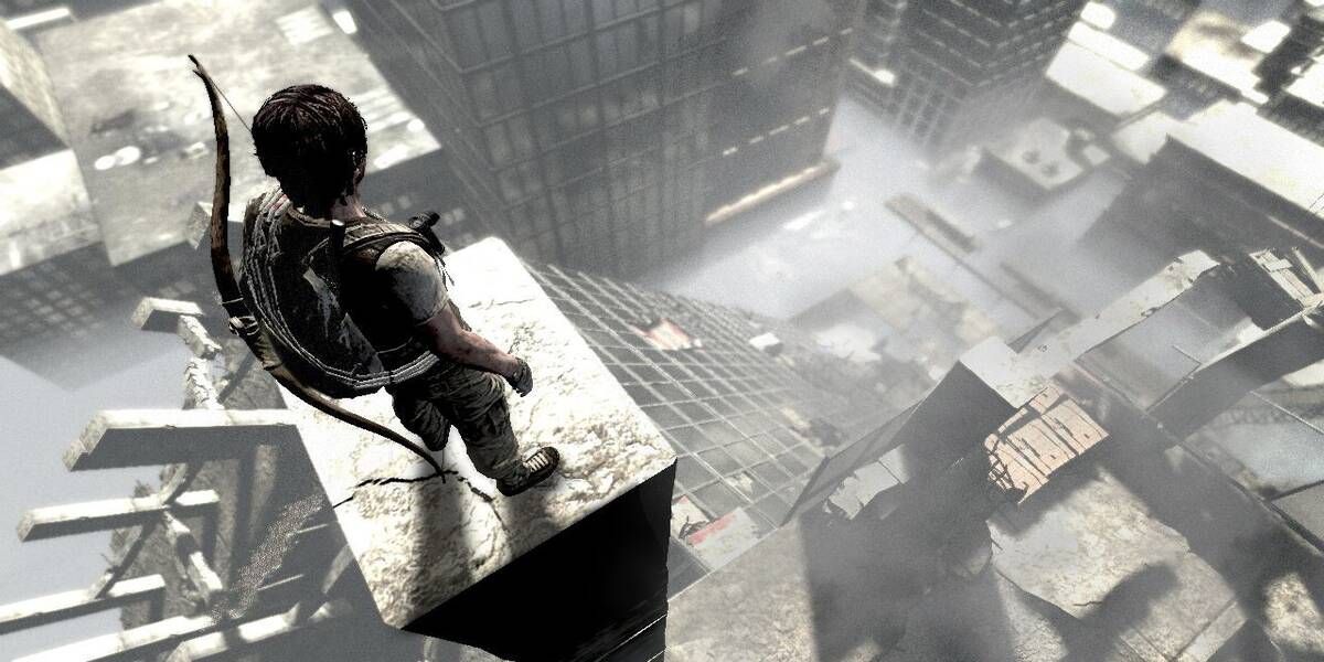Мужчина стоит на разрушенном здании