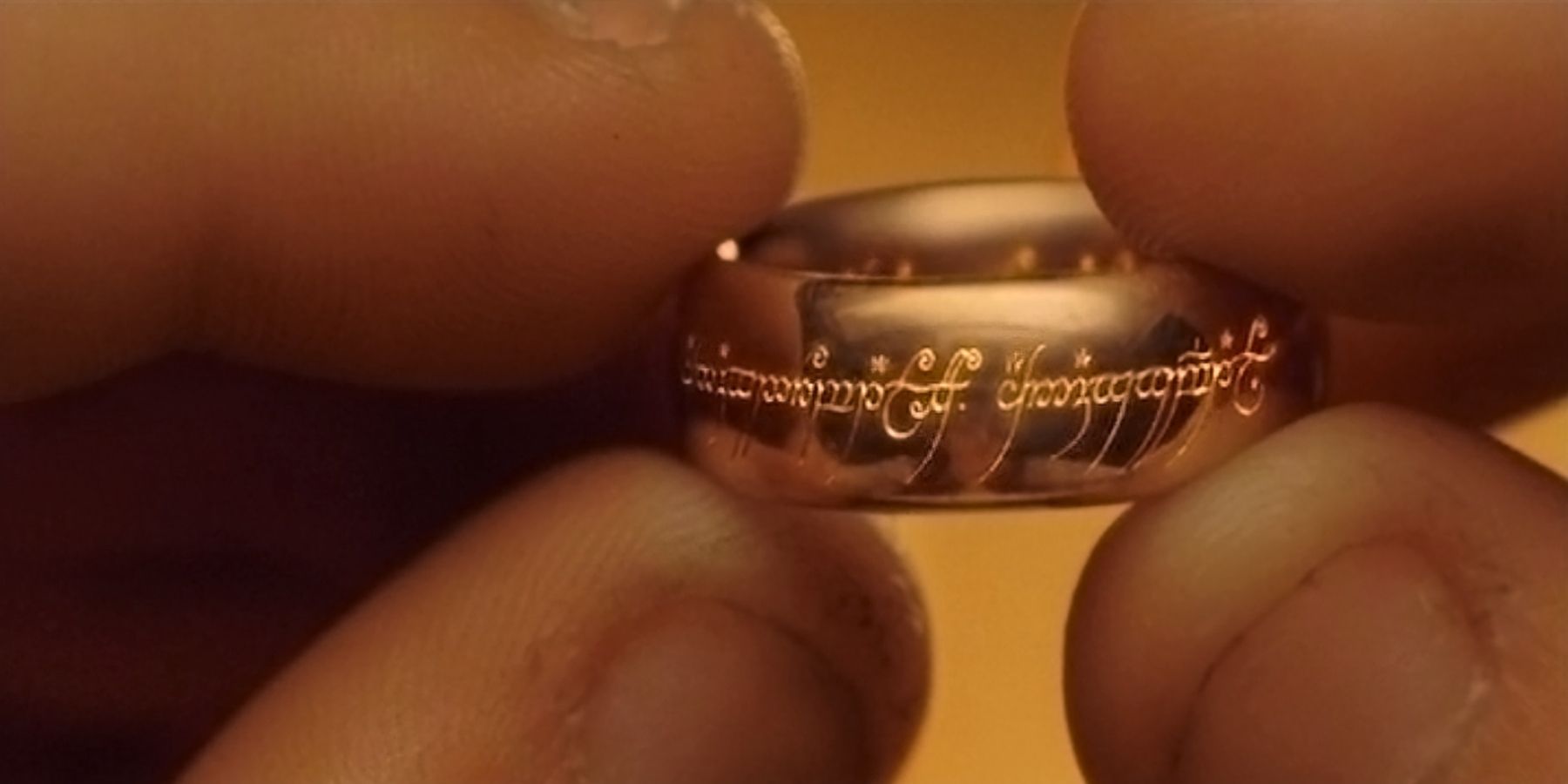 Фродо держит кольцо