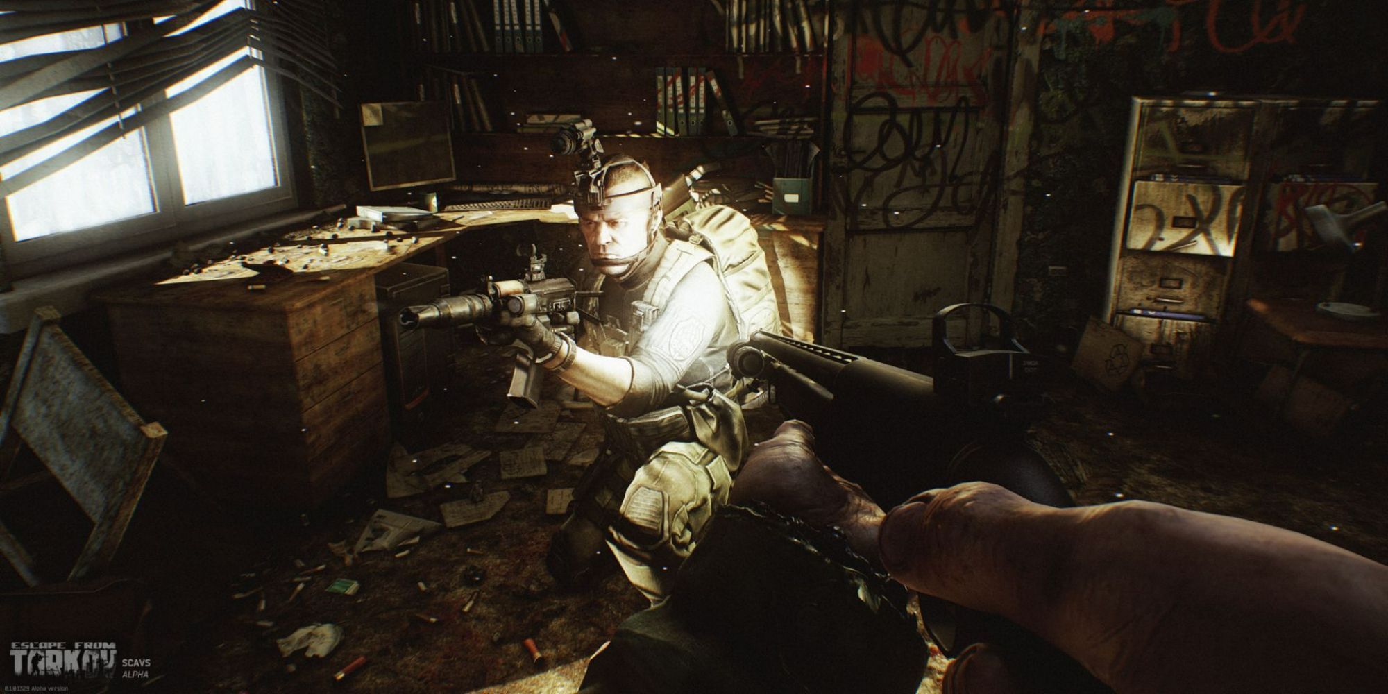 Игрок наводит пистолет на дикого в Escape from Tarkov.