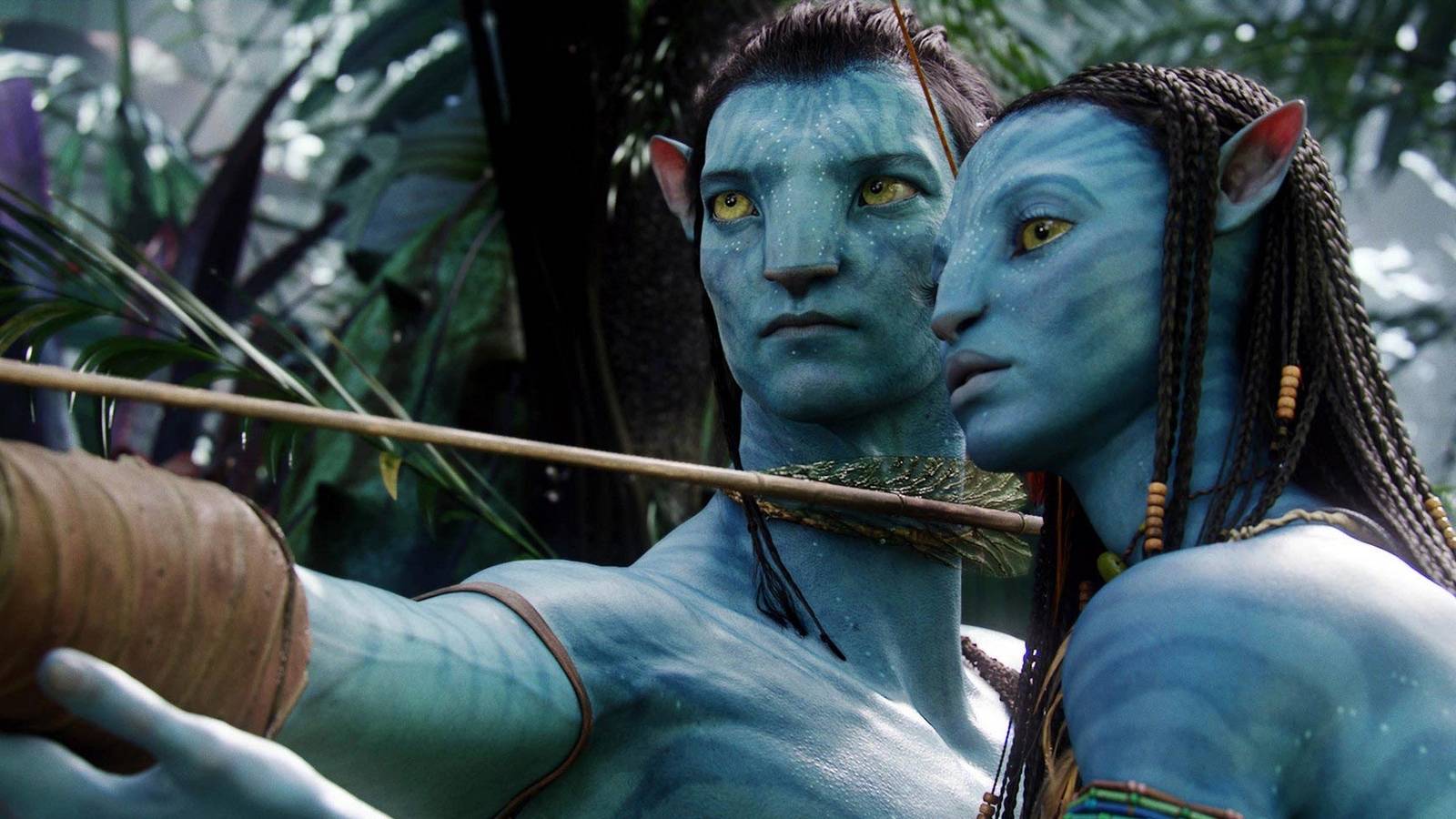 Jake and Neytiri using a bow and arrow in Avatar