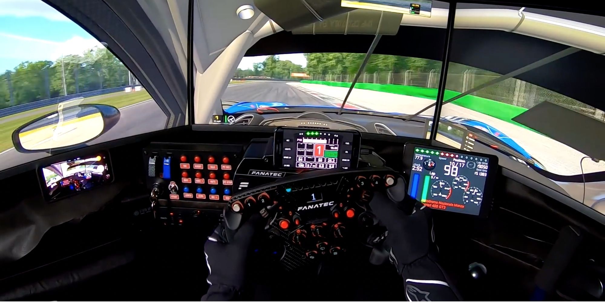 Juegos de carreras realistas - iRacing - Jugador manejando la dirección del Ferrari 488 GT3 Monza 