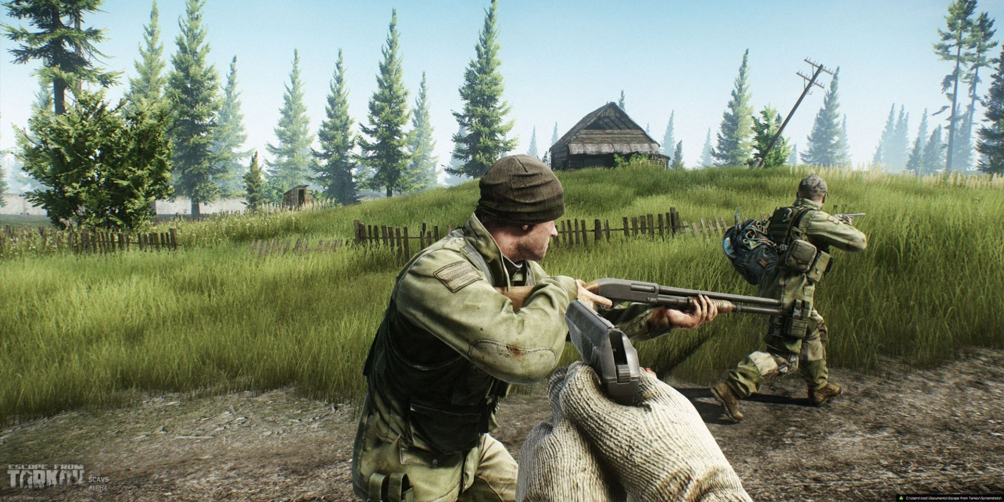 Игрок направляет пистолет на пару диких в Escape from Tarkov.
