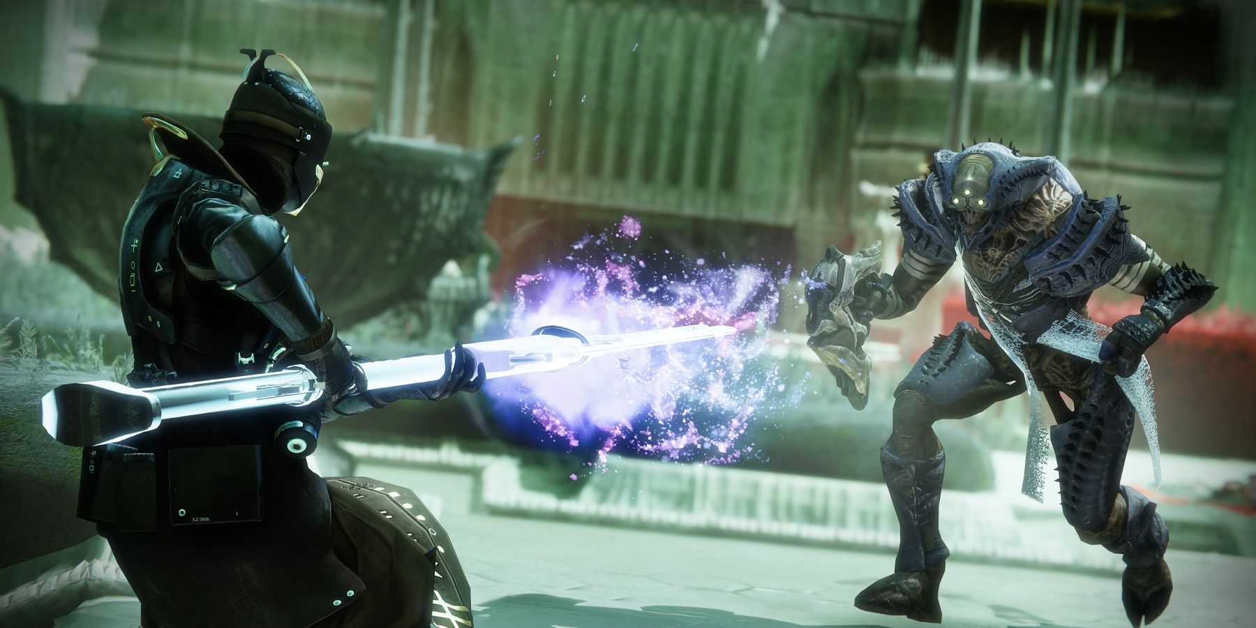 Страж, вооруженный новой Глефой, против одного из Улья Саватун в ее тронном мире из Destiny 2.