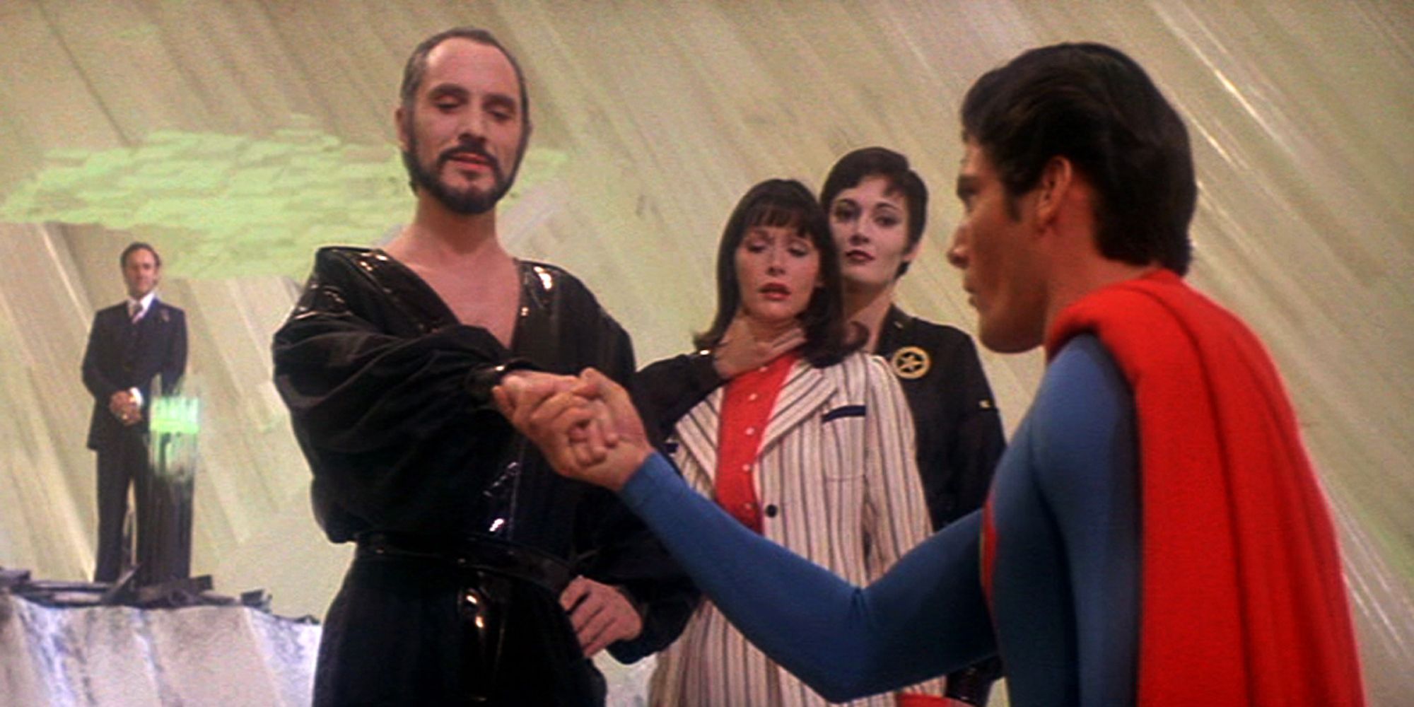 superman kneels to general zod in superman 2