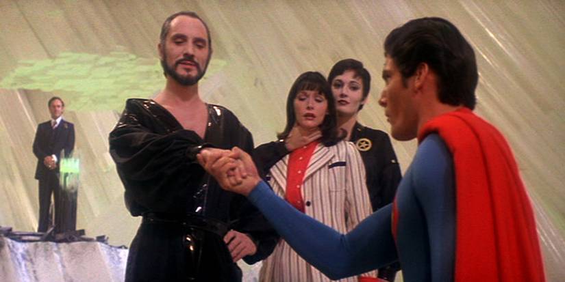 superman kneels to general zod in superman 2