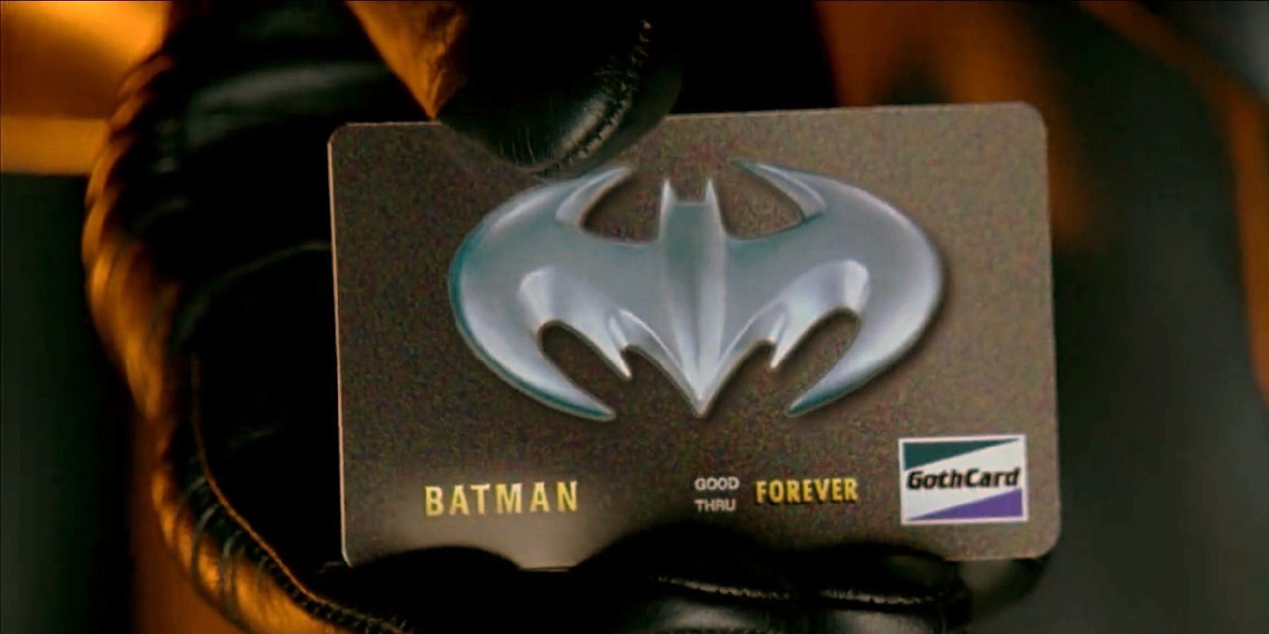 Бэтмен показывает свою кредитную карту