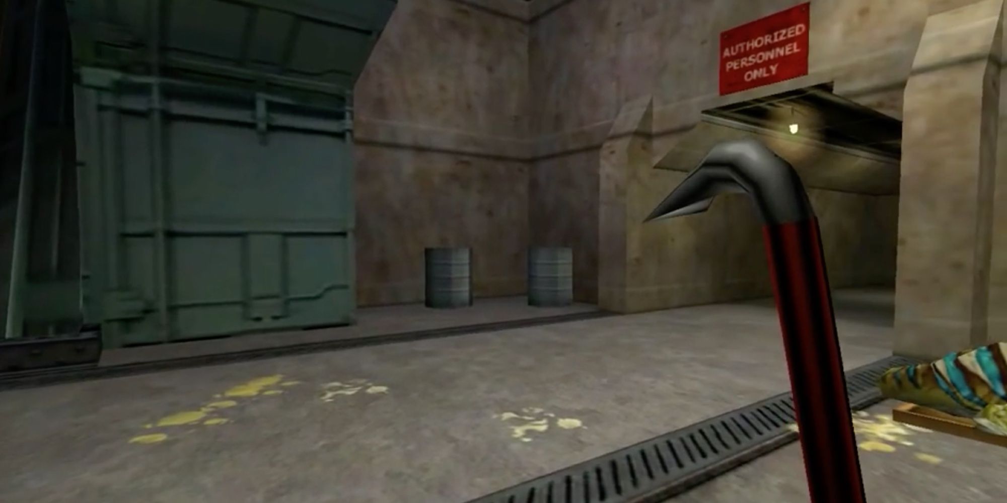 Best Years in Gaming - 1998 - Half-Life - Player explores Black Mesa with a crowbar
