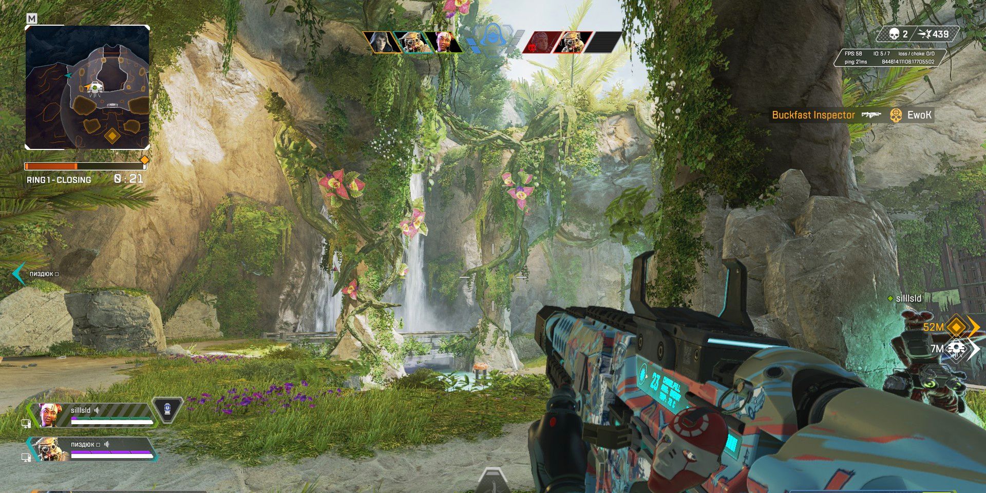 Игрок проходит через пещеры на карте Arenas Habitat, держа в руках пистолет-пулемет Volt.