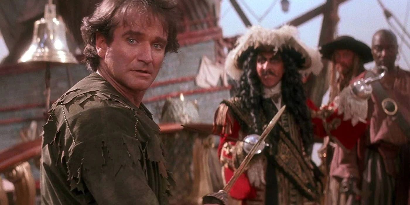 Робин Уильямс в роли Питера Пэна стоит перед капитаном Крюком, которого играет Дастин Хоффман.