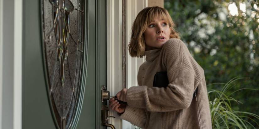 Kristen Bell playing Anna in Netflix series The Woman in the House Across the Street from the Girl in the Window and looking scared