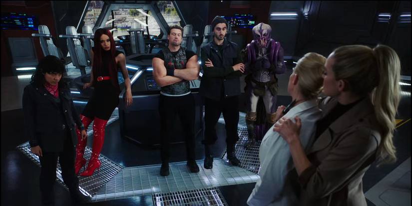 Legends 708 Sara holding Dr Sharpe knifepoint