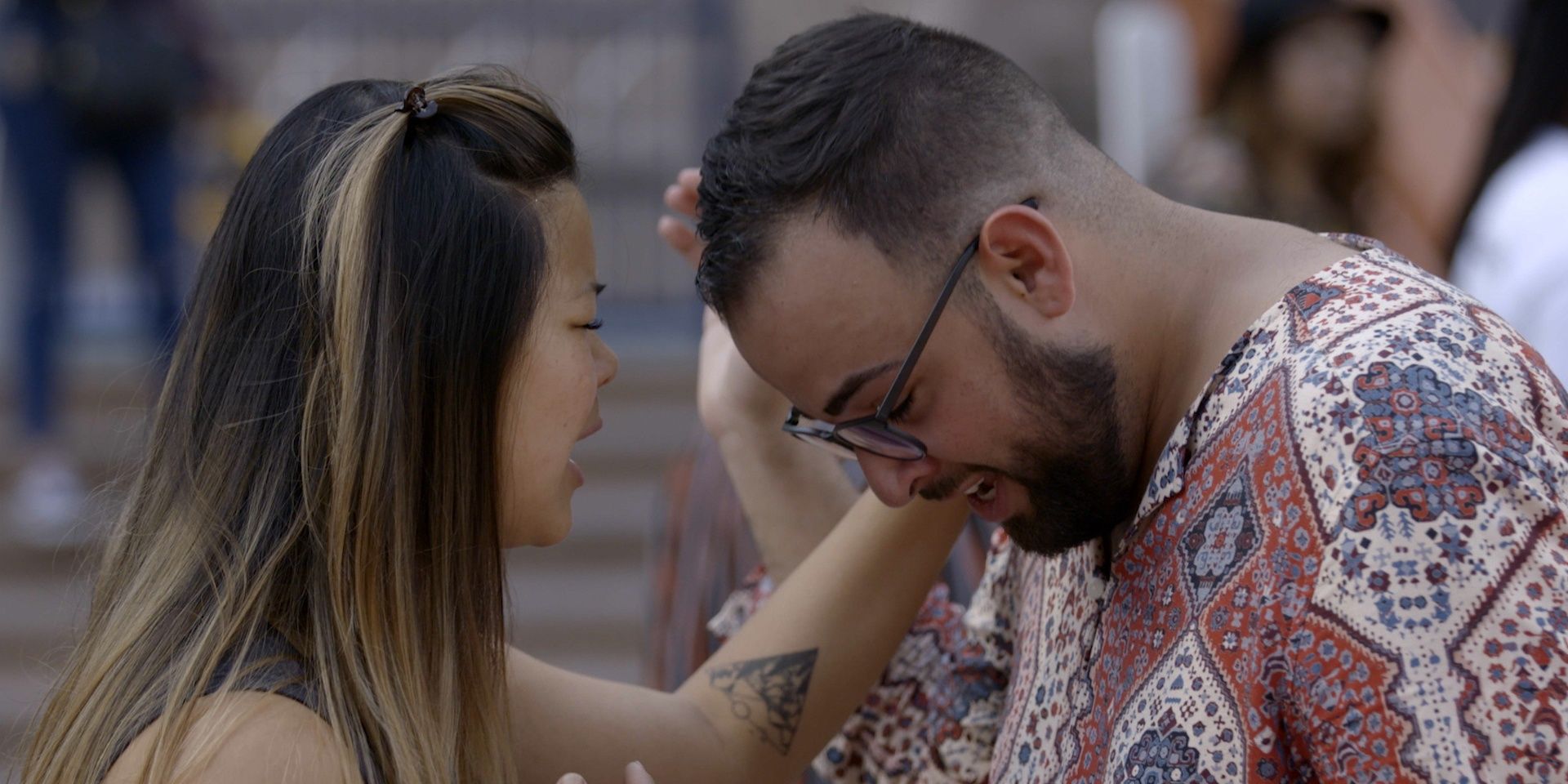 Мужчина и женщина молятся друг над другом в лагере обращения геев в фильме «Молись прочь».