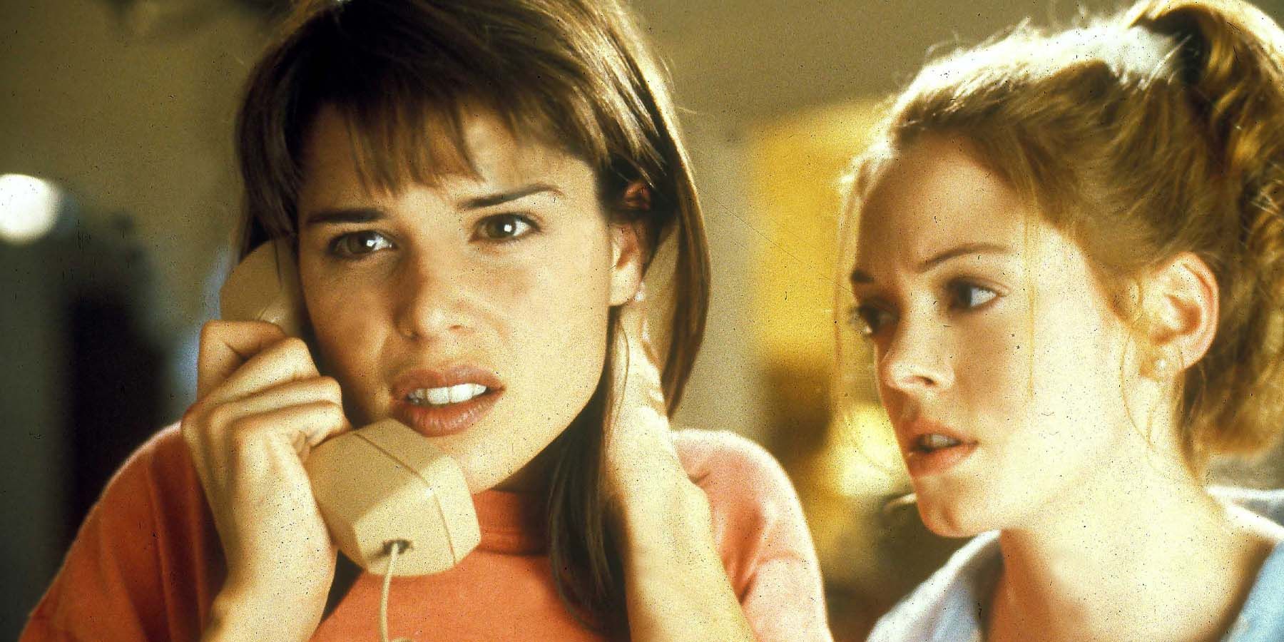 Sidney Prescott (Neve Campbell) dan Tatum Riley (Rose McGowan) dalam Scream (1996)