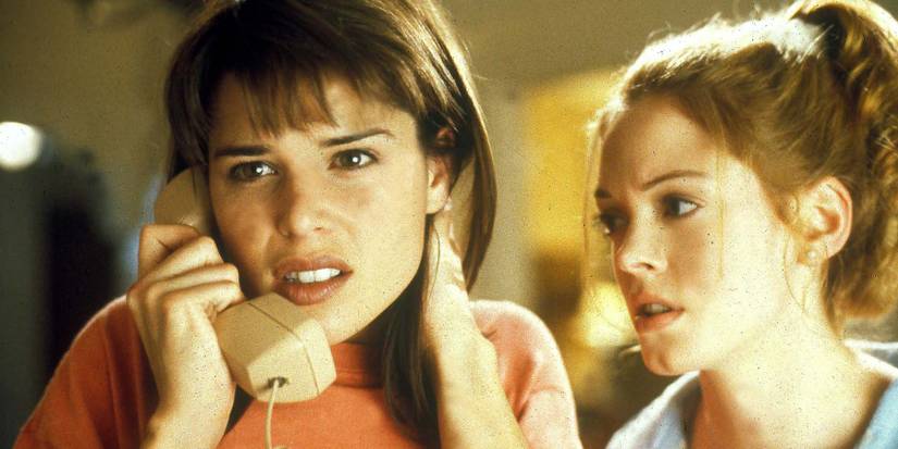 Sidney Prescott (Neve Campbell) and Tatum Riley (Rose McGowan) in Scream (1996)