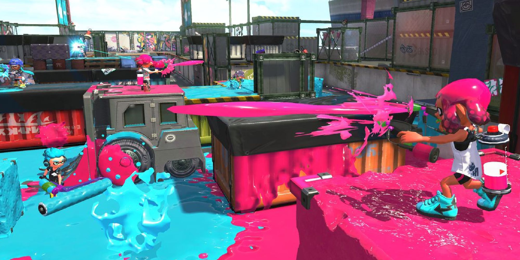 A pink Inkling on a platform shooting downwards at a blue Inkling with a Paint roller
