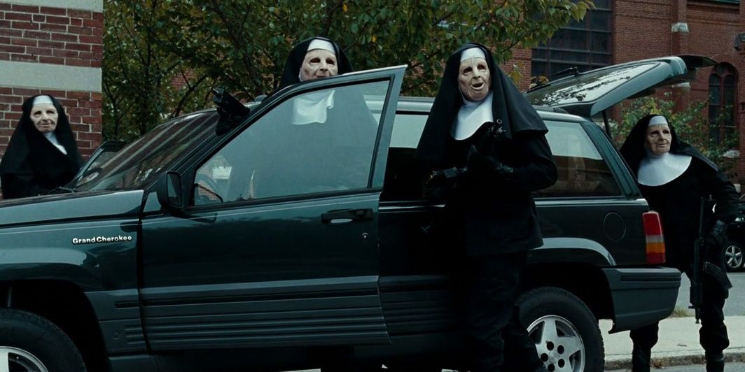 Дуг Макрей, Джем и их команда, одетые как монахини, стоят рядом с внедорожником в фильме «Город».