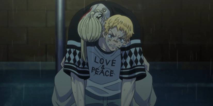 Tokyo Revengers Takemichi carrying Draken with a piggyback