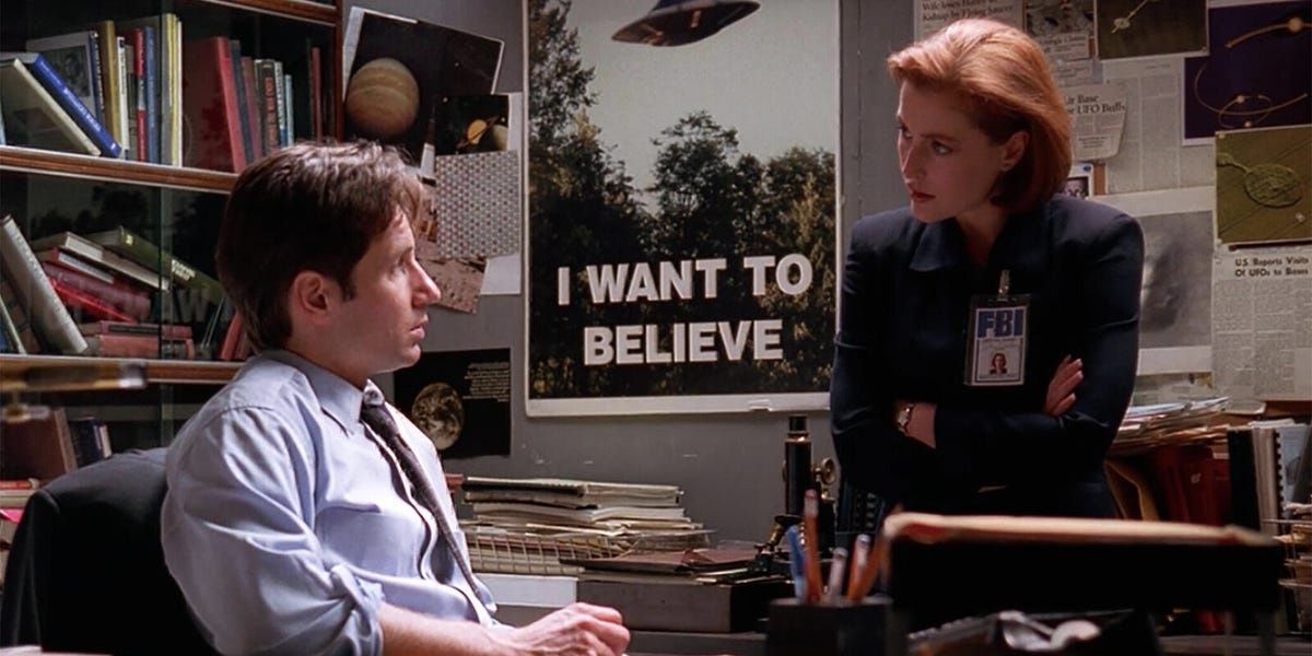 Les agents du FBI Fox Mulder et Dana Scully parlent avec un 