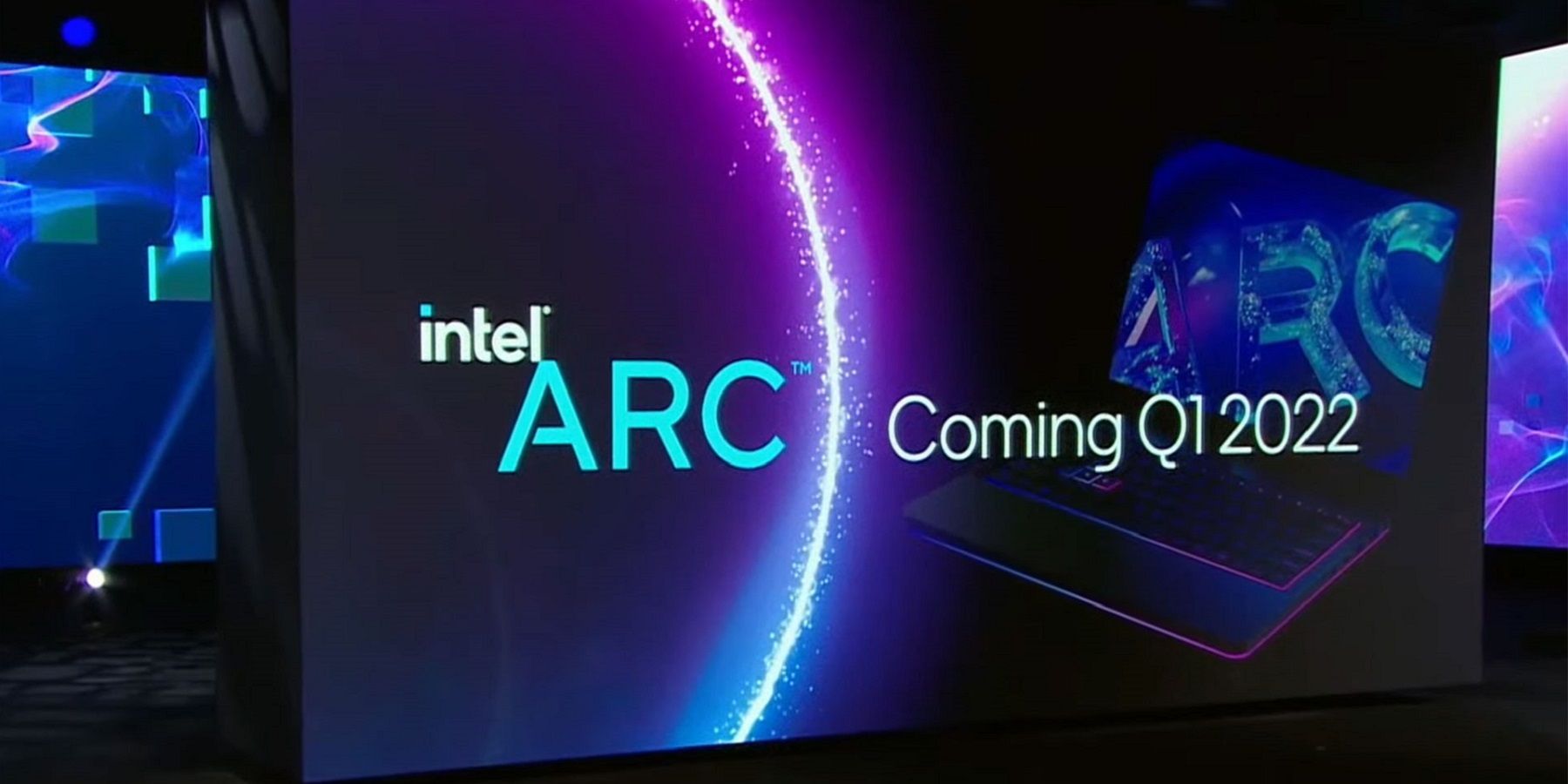 Рекламный щит с логотипом Intel Arc и словами 