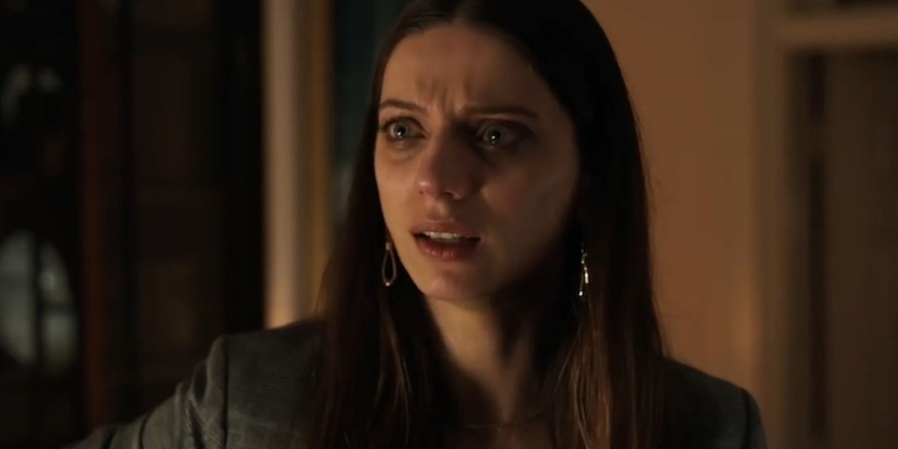 Анджела Сарафян выглядит испуганной, сыграв Джессику Чемберс в фильме «Дом на Байу».