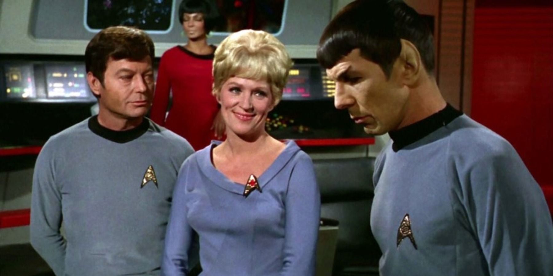 Christine Chapel Star Trek TOS na ponte com Bones e Spock