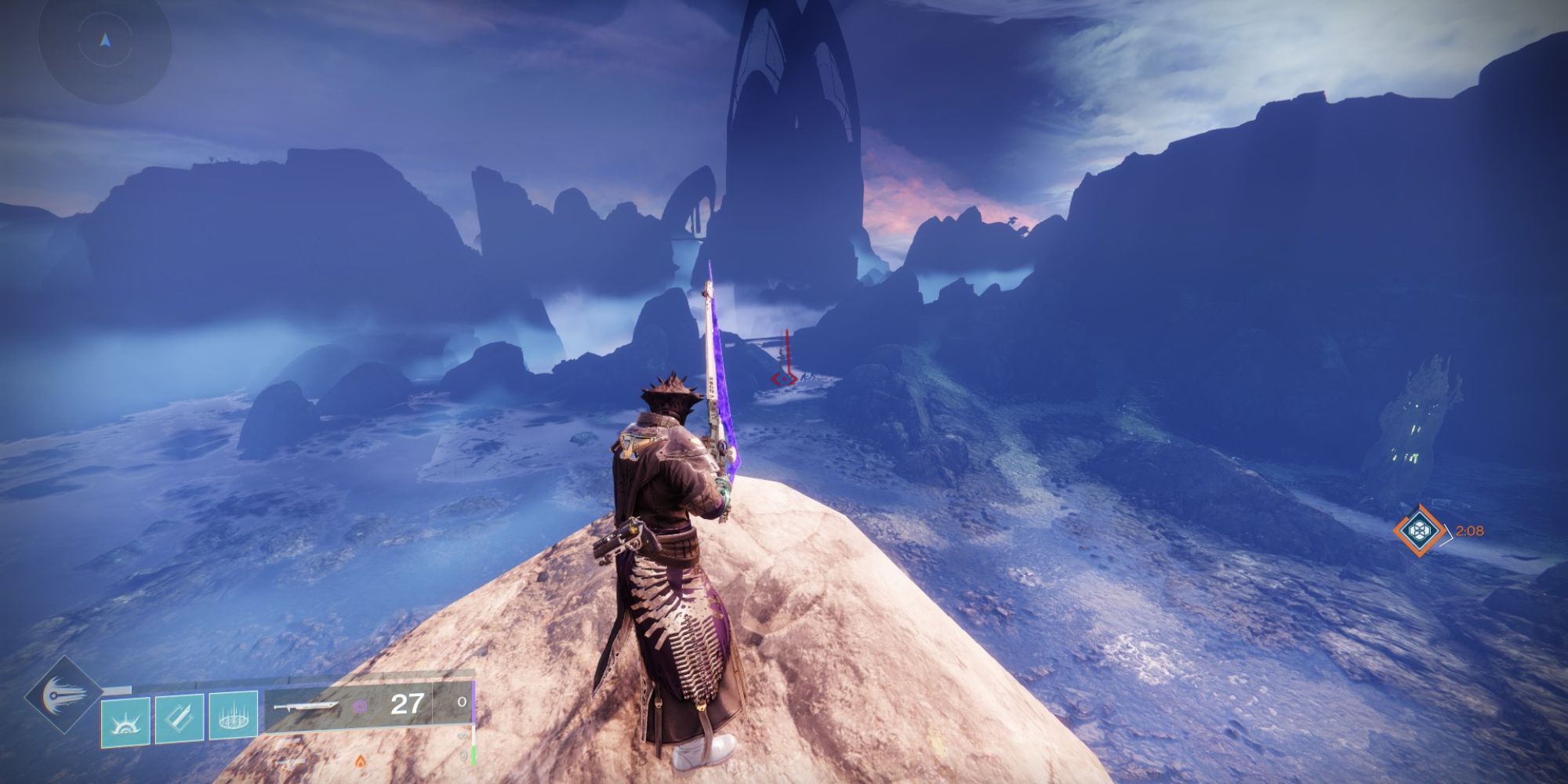 Игрок Destiny 2 держит другую половинку меча