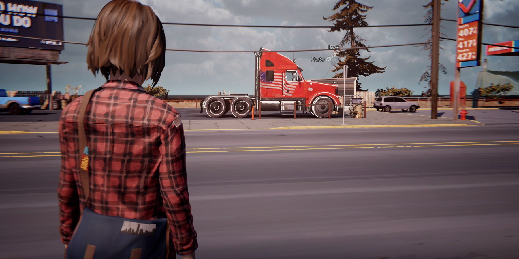 Макс смотрит на красный 18-колесный грузовик в закусочной Two Whales Diner во время третьего эпизода Life is Strange Remastered.