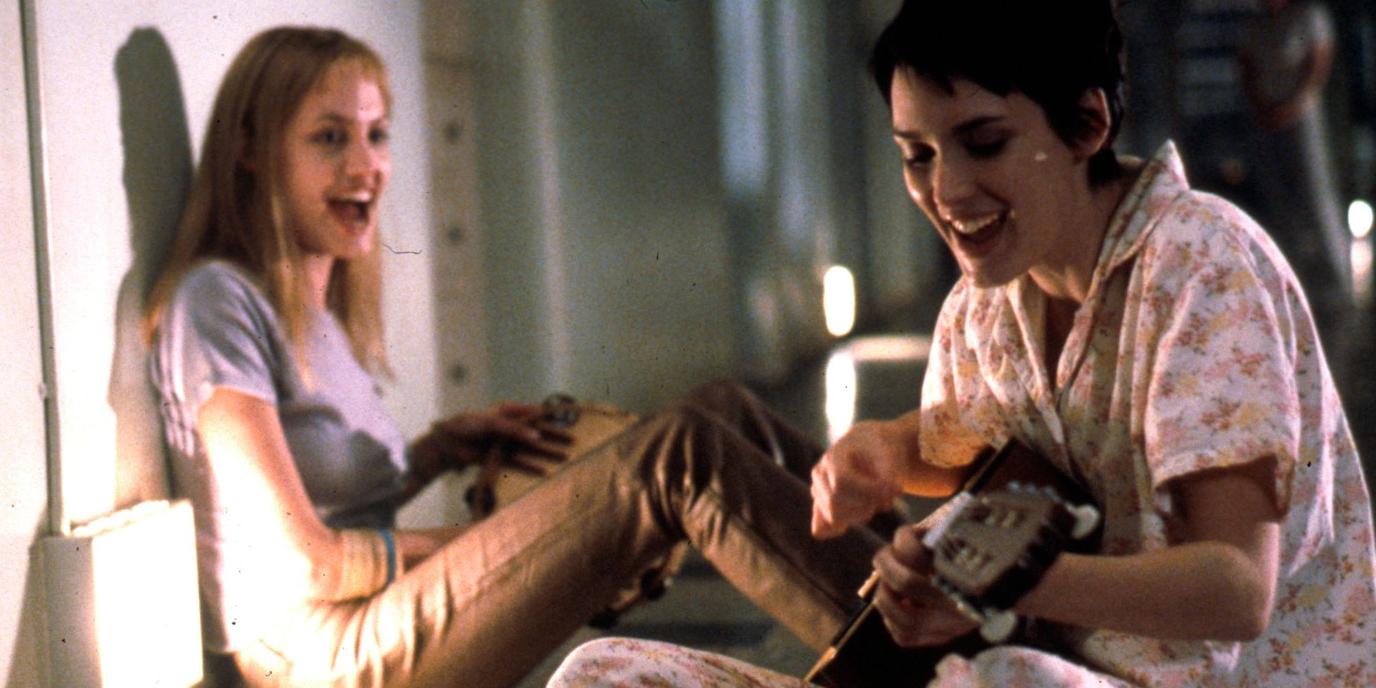 Susanna playing guitar for Lisa in Girl, Interrupted