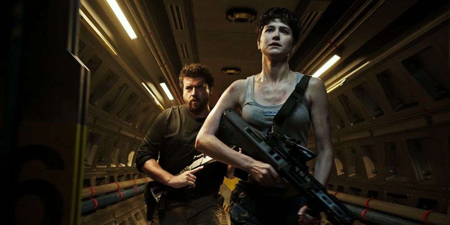 Katherine Waterston and Danny McBride with big guns in Alien Covenant