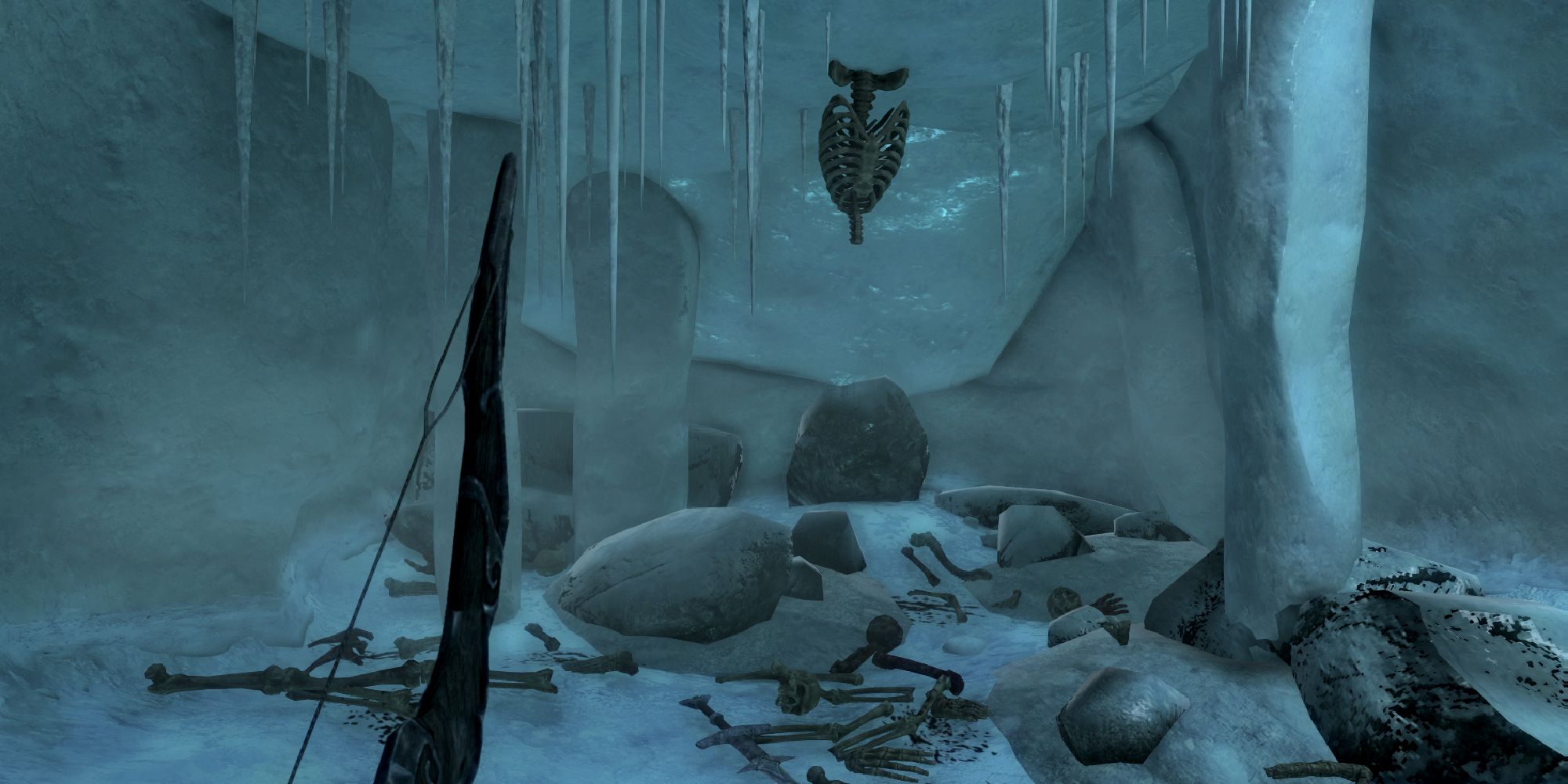 Скелет, болтающийся в ледяной пещере в Скайриме