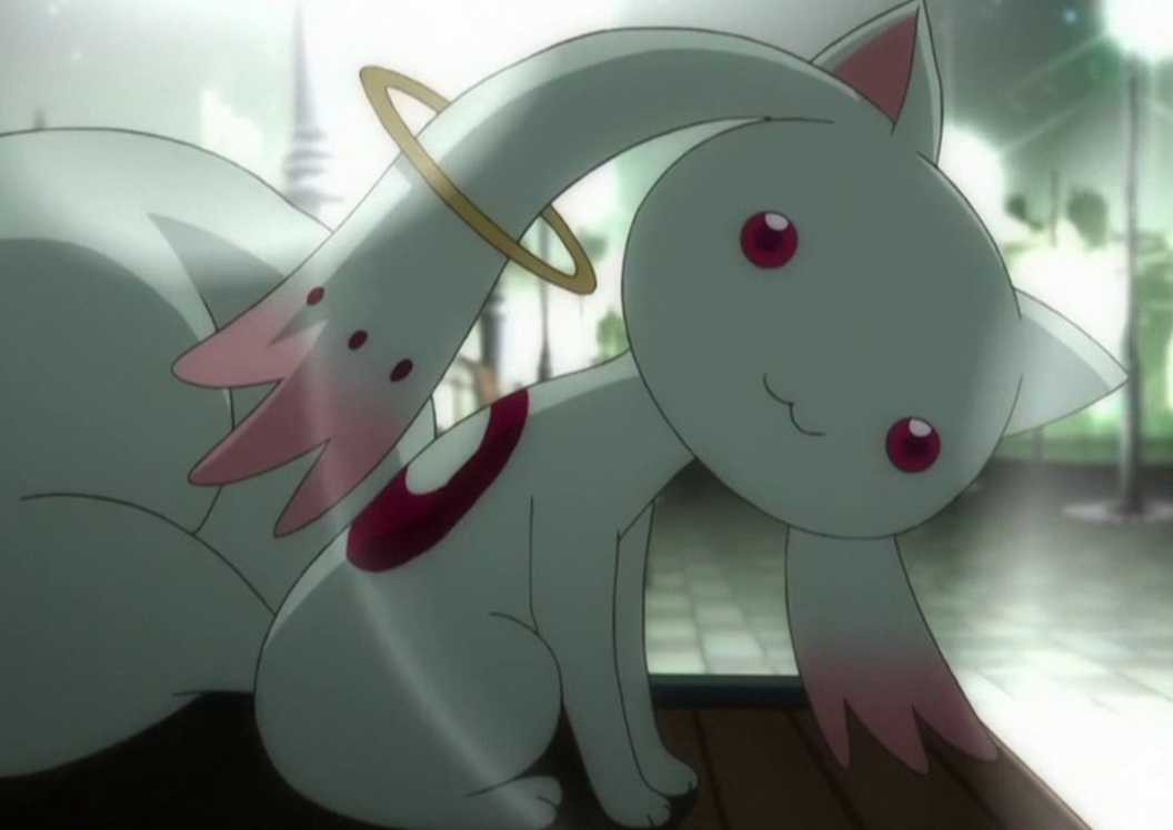 Лучшие злодеи аниме всех времен 46 Мадока Магика - Кюбей, склонивший голову и смотрящий в камеру.