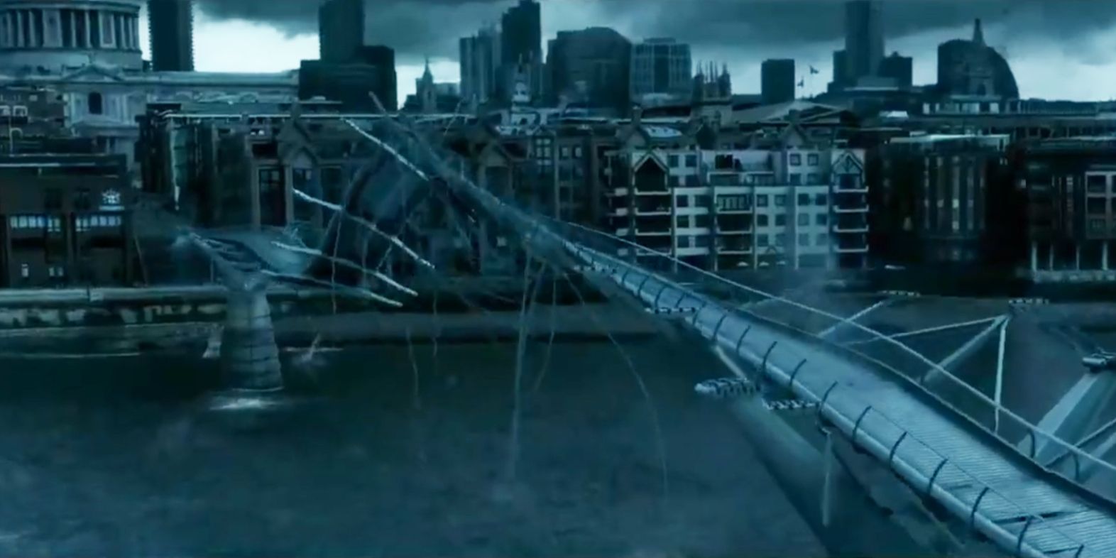 Мост Миллениум в Лондоне, разрушенный Пожирателями смерти в фильмах о Гарри Поттере