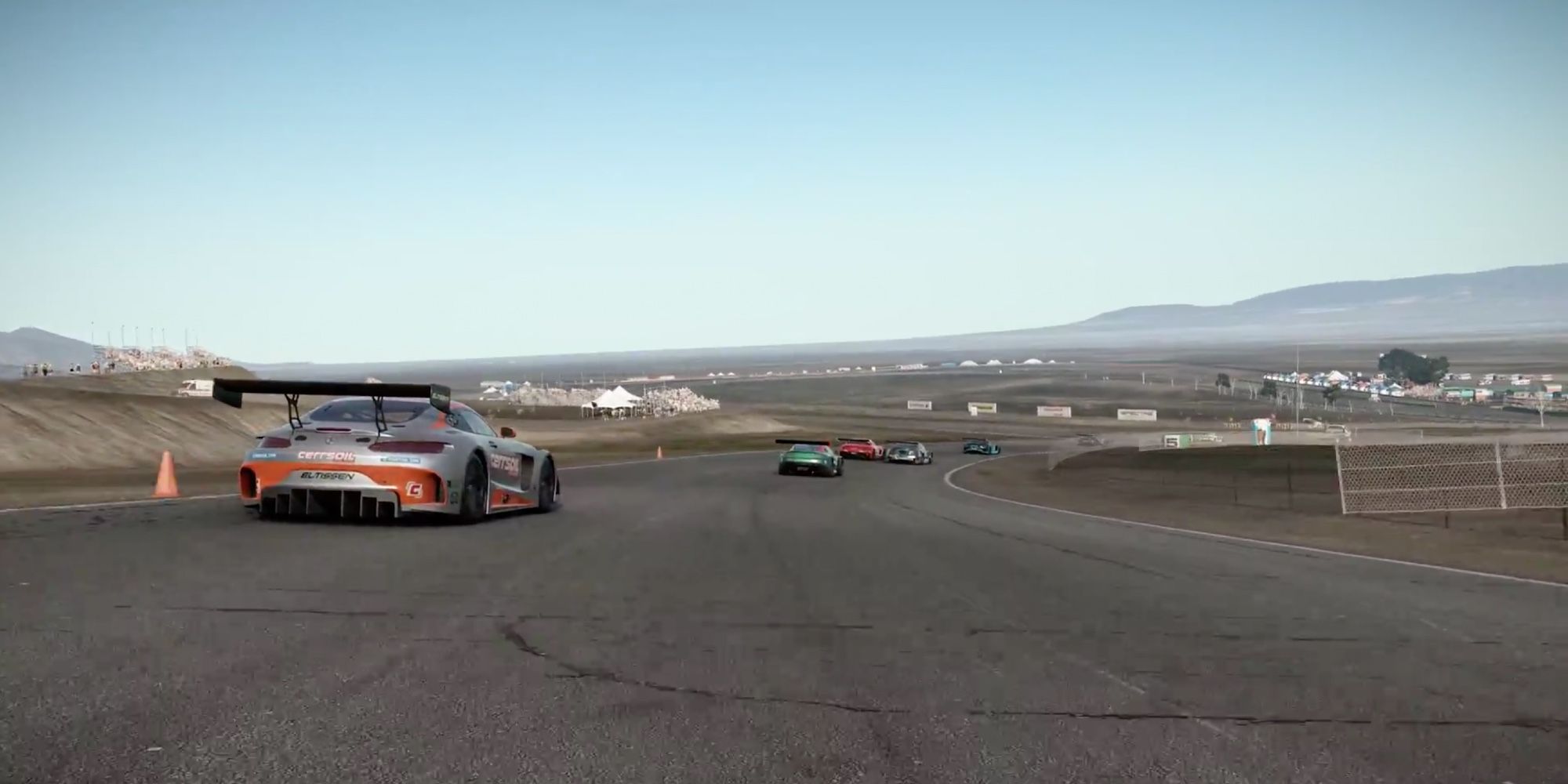 Самые реалистичные гоночные игры - Project CARS 2 - игрок ускоряется на гоночной трассе