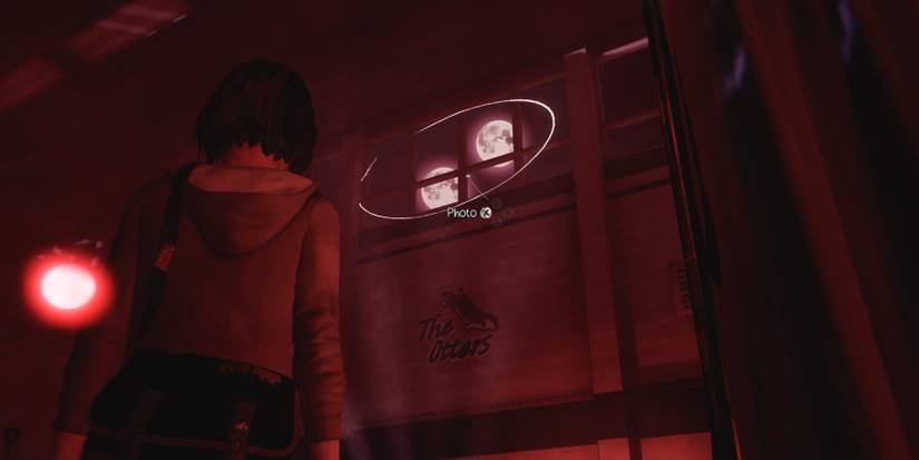 Max looking at twin moons at the swimming pool during Episode 4 of Life is Strange Remastered