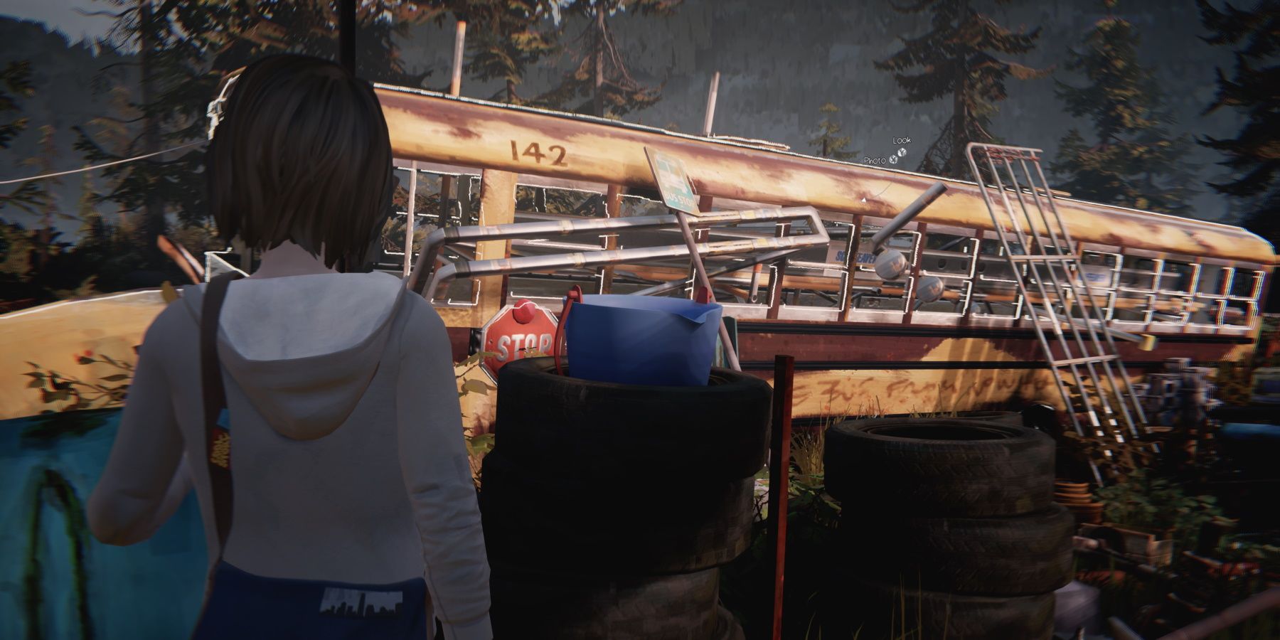 Max looking at a yellow bus in a junkyard in episode 2 of life is strange