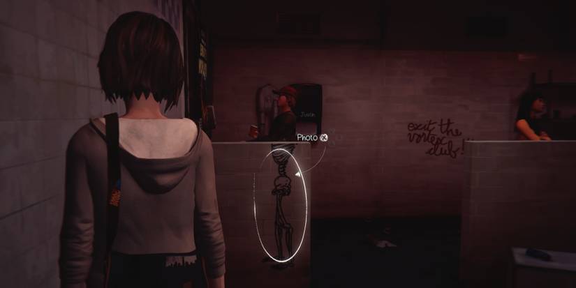Max looking at Justin and graffiti in toilets of swimming pool during Episode 4 of Life is Strange Remastered