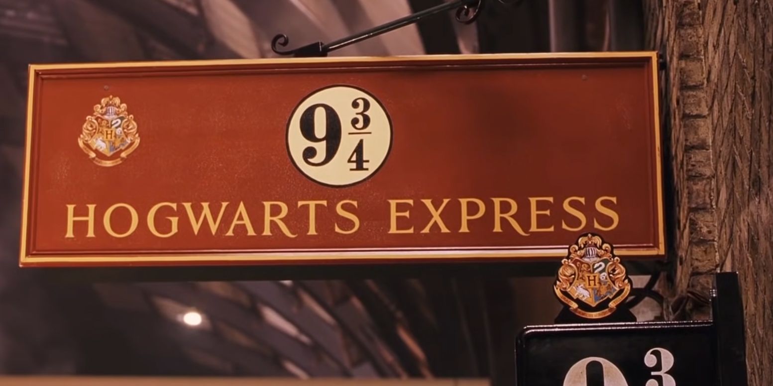 Платформа 9 и знак 3/4 Хогвартс-экспресса из первого фильма о Гарри Поттере.