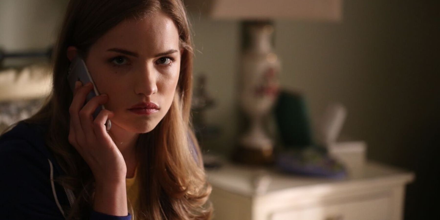 Willa Fitzgerald as Emma on the phone in MTV TV show Scream