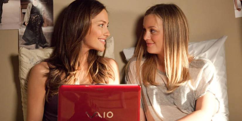Sara (Minka Kelly) and Rebecca (Leighten Meester) in The Roommate