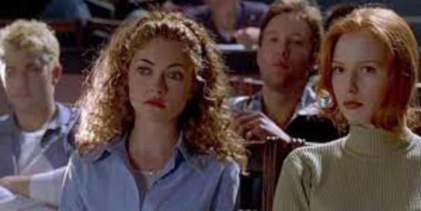 Brenda (Rebecca Gayheart) and Natalie (Alicia Witt) sitting in class in Urban Legend