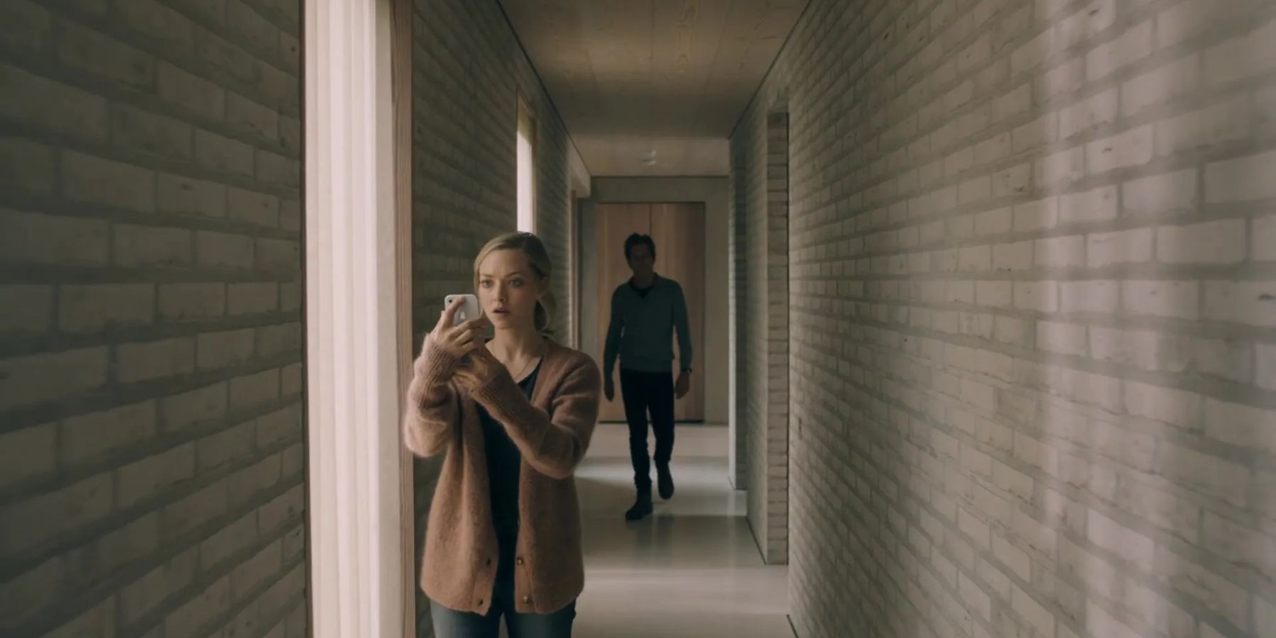 Amanda Seyfried as Susanna and Kevin Bacon as Theo standing in a house in You Should Have Left