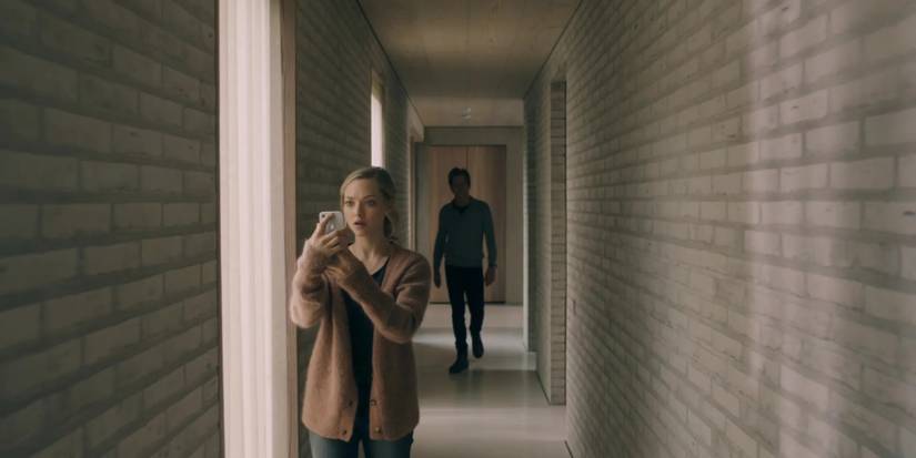 Amanda Seyfried as Susanna and Kevin Bacon as Theo standing in a house in You Should Have Left