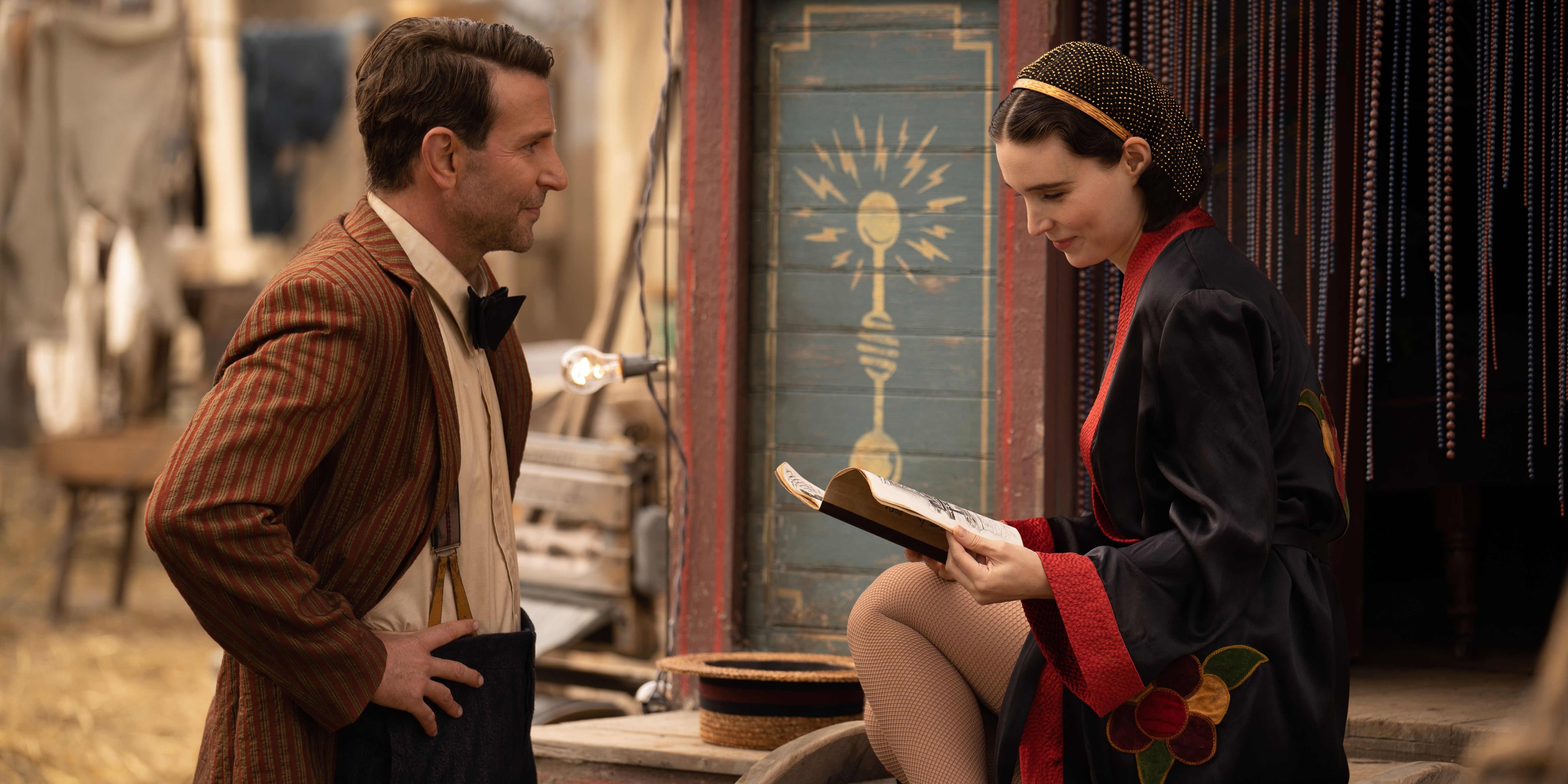 Stan (Bradley Cooper) talks to Molly (Rooney Mara) at her tent in Nightmare Alley