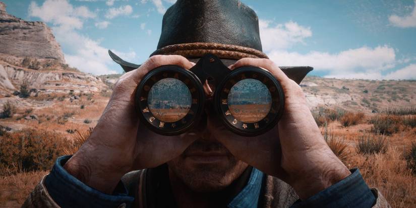 Red Dead Online character looking through binoculars