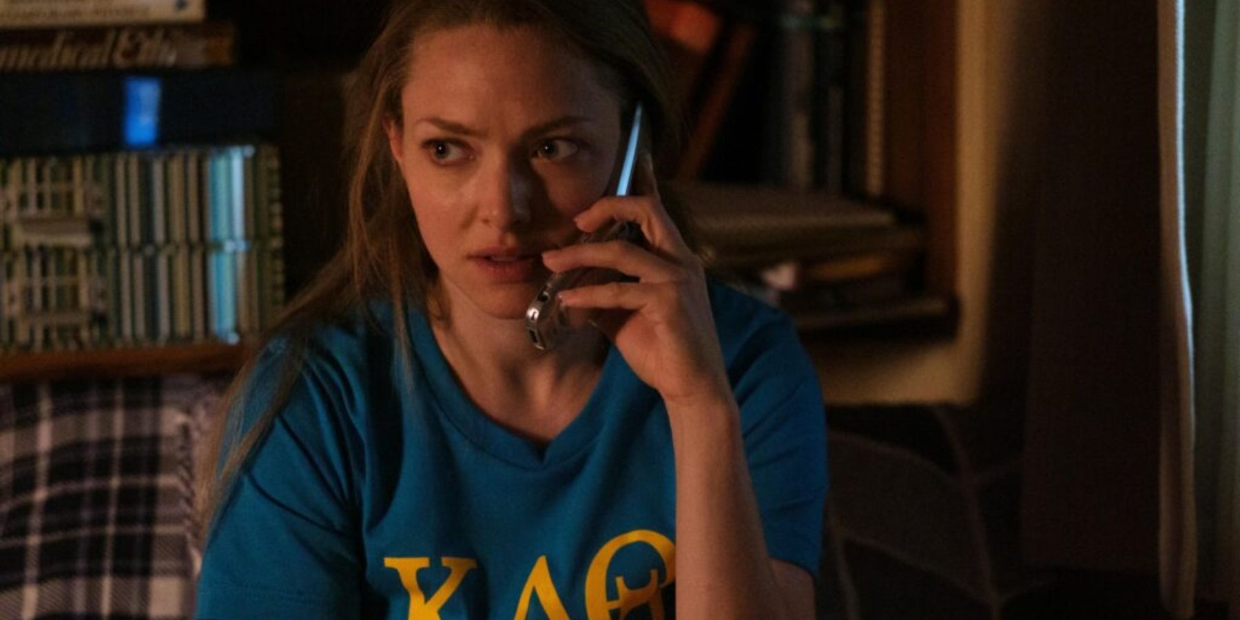 Amanda Seyfried dans le rôle d'Elizabeth Holmes à l'université parlant au téléphone dans The Dropout
