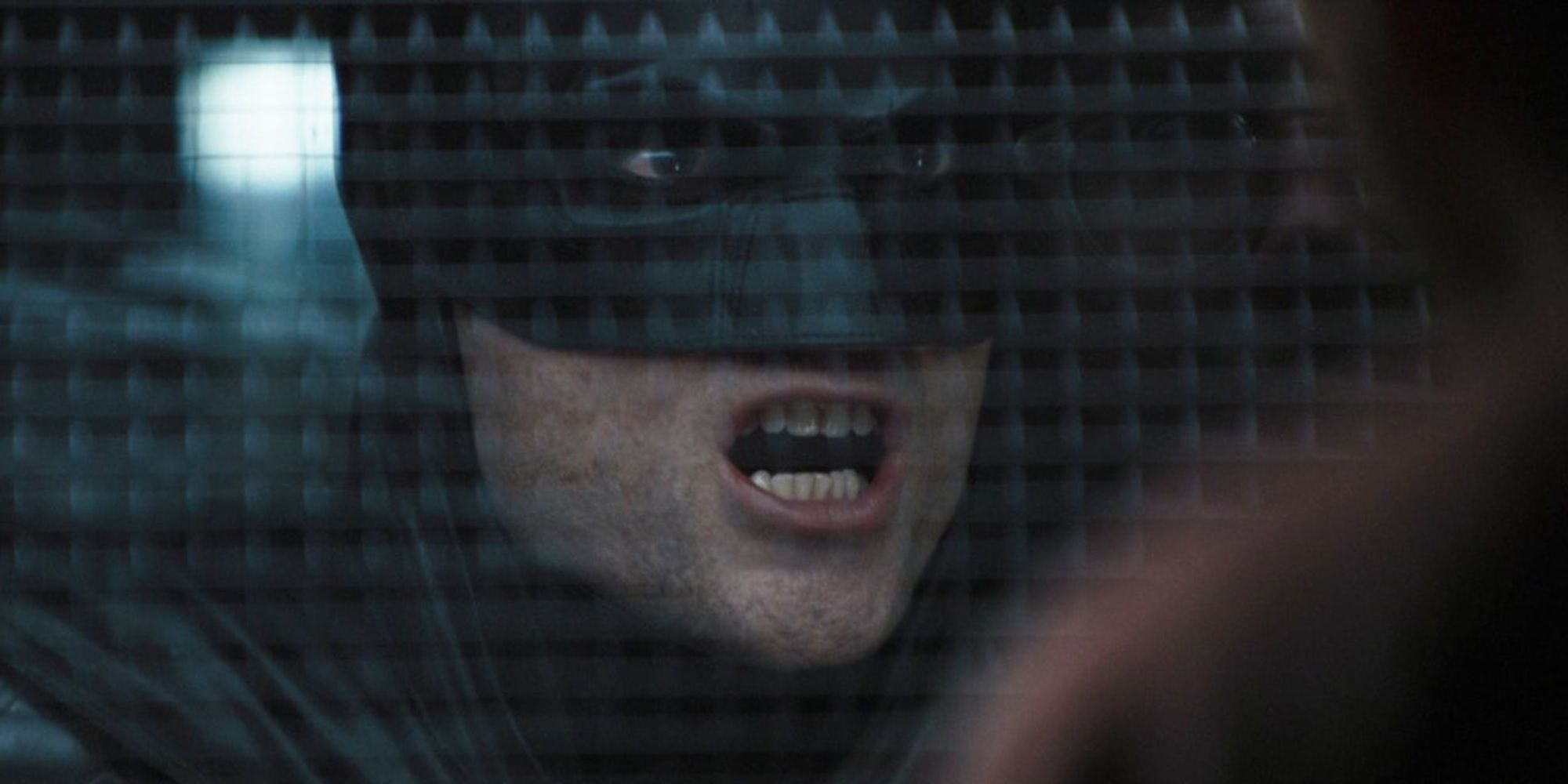 Бэтмен допрашивает Загадочника в Лечебнице Аркхэм в фильме «Бэтмен»