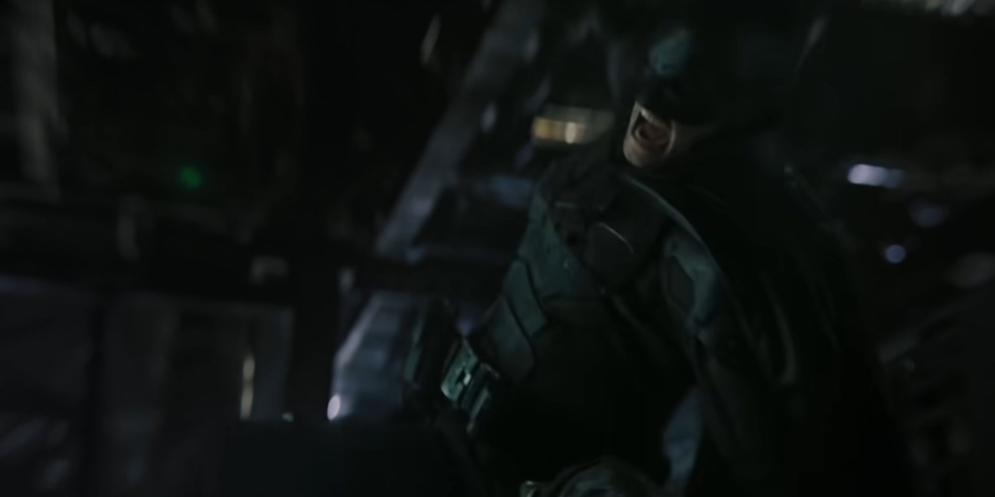 Бэтмен избивает головореза Риддлера в «Бэтмене»
